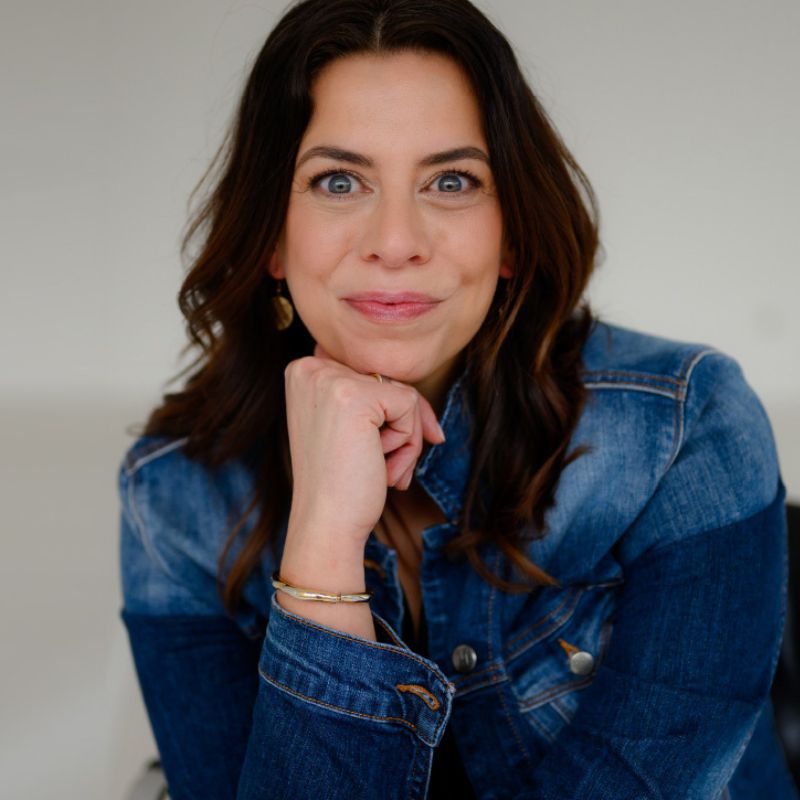 Melanie Schwarz - Berufscoach - schaut in die Kamera.