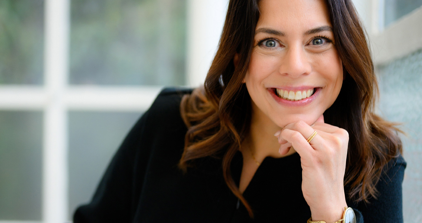 Melanie Schwarz - Coaching für Führungskräfte - lächelt in die Kamera.