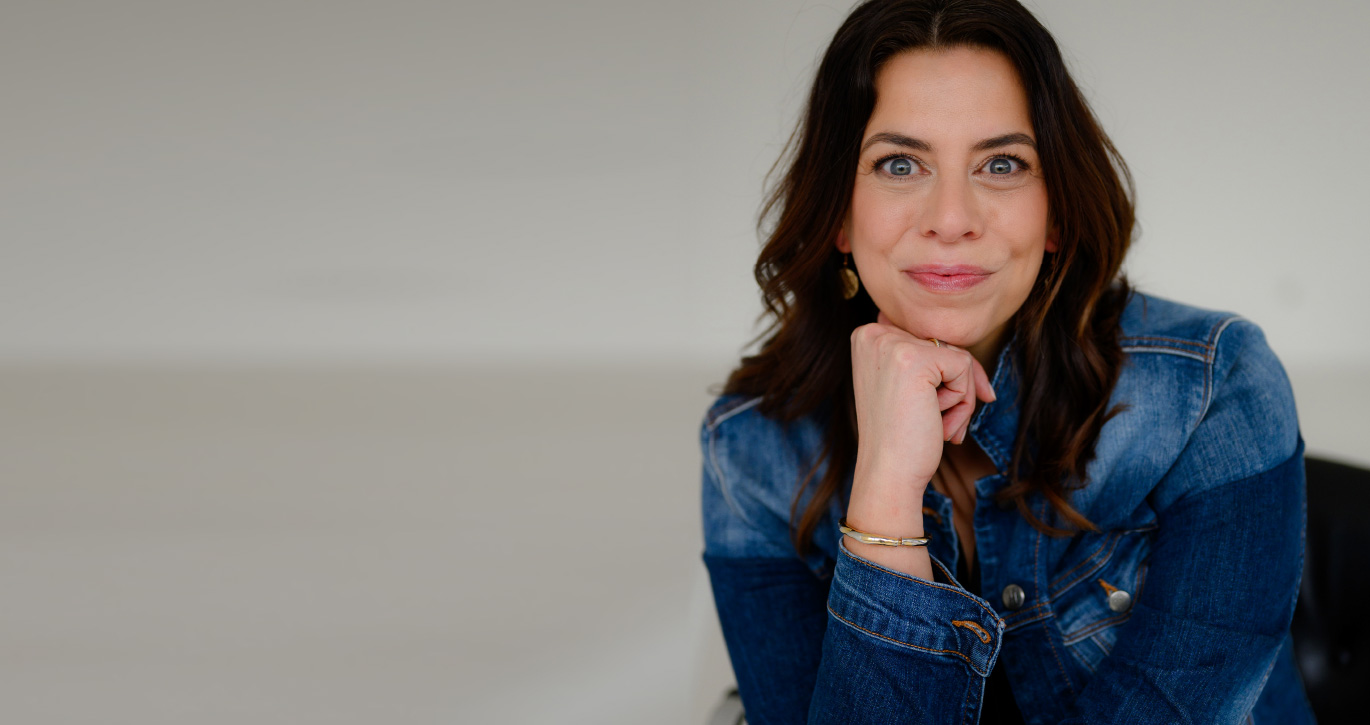 Melanie Schwarz - Berufscoach - schaut in die Kamera.